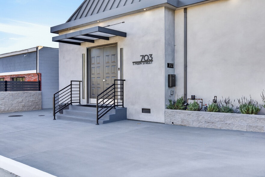 More Photos Of 703 S Main St, Burbank Showroom For Sale