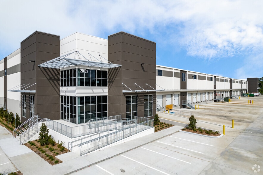 More Photos Of 2001 W Oak Ridge Rd, Orlando Distribution For Lease