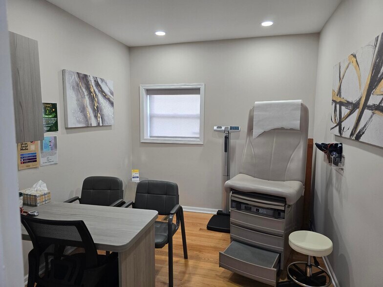 More Photos Of 9629 S Southwest Hwy, Oak Lawn Medical For Sale