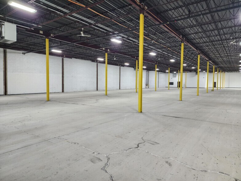 More Photos Of 127-155 Montée de Liesse, Montréal Warehouse For Lease