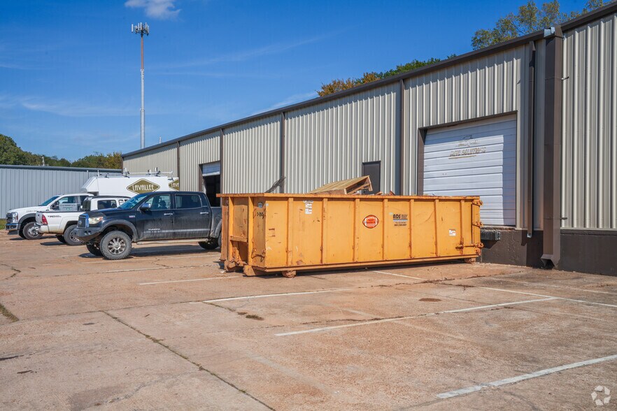 More Photos Of 216 Industrial Dr, Ridgeland Warehouse For Sale