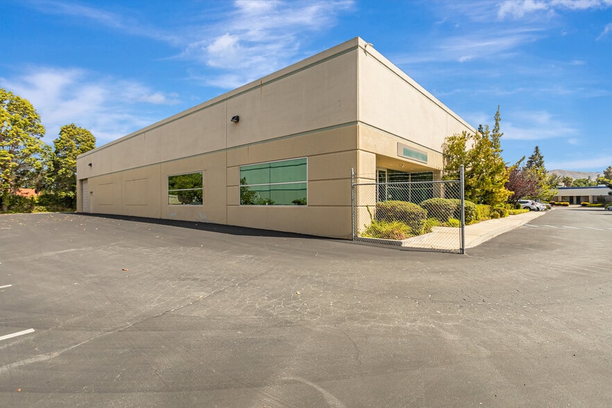 More Photos Of 633-651 Giguere Ct, San Jose Manufacturing For Sale