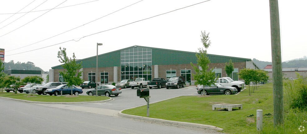 More Photos Of 3260 Morrow Rd, Birmingham Showroom For Lease