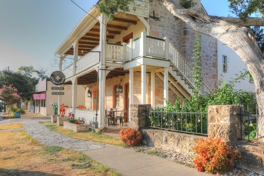 More Photos Of 405 E Main St, Fredericksburg Storefront For Lease