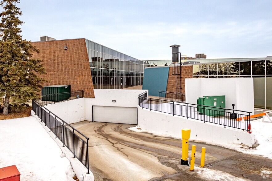 More Photos Of 17420 Stony Plain Rd, Edmonton Office For Lease