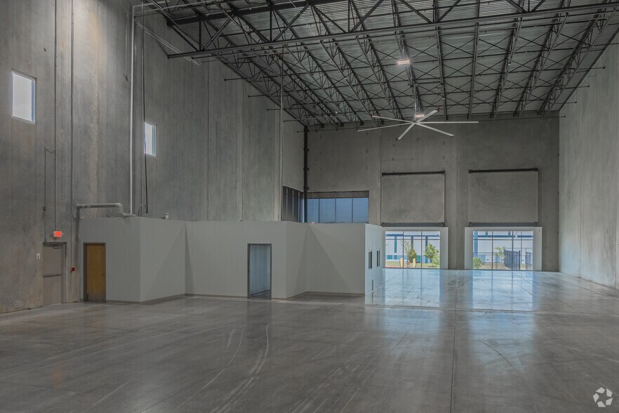 More Photos Of 210 Sunridge Blvd, Wilmer Distribution For Lease