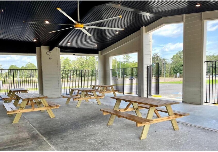 More Photos Of 6197 Greenwood Rd, Shreveport General Retail For Lease