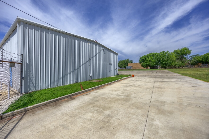 More Photos Of 617 G Alexander fwy, Duncanville Warehouse For Lease
