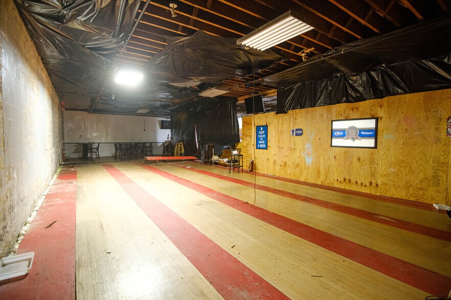 More Photos Of 8-10 E Hoosac St, Adams Restaurant For Lease