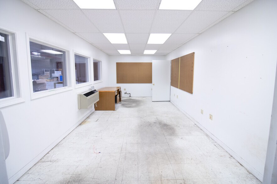More Photos Of 946 S State Road 32, Union City Manufacturing For Lease