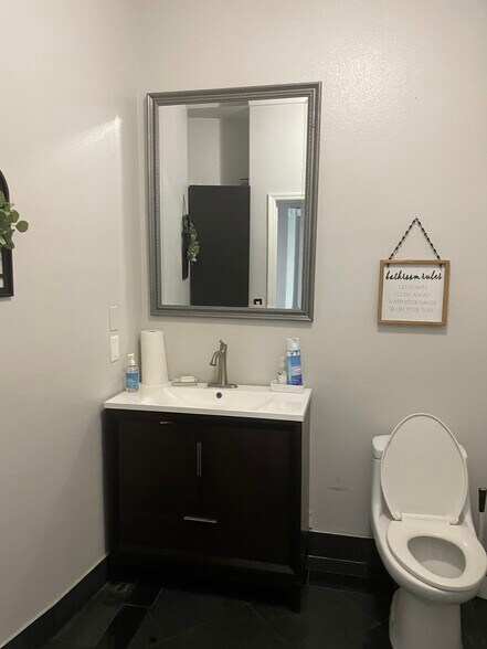 More Photos Of 8810 Commodity Cir, Orlando Showroom For Lease