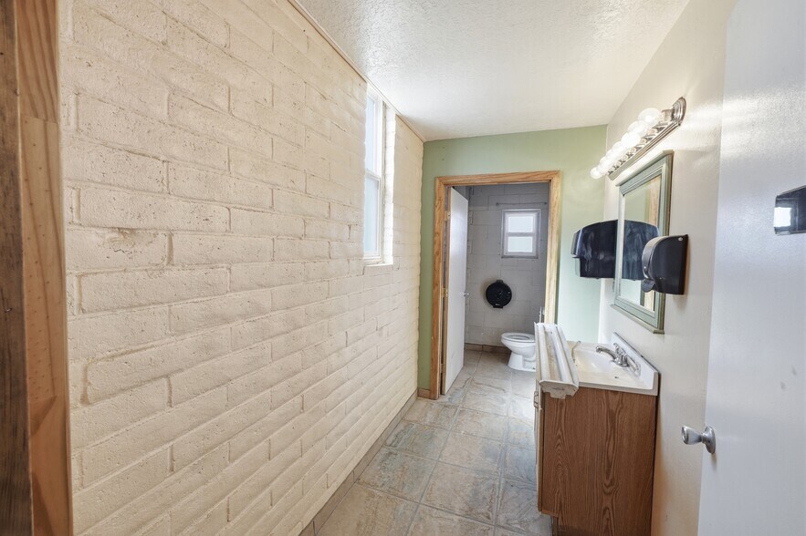 More Photos Of 606 Romero St, Belen Flex For Sale