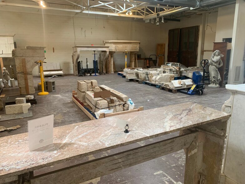 More Photos Of 1308 Dragon St, Dallas Showroom For Lease