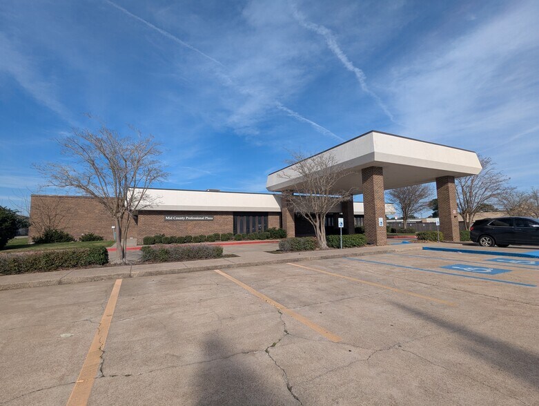 More Photos Of 1323 S 27th St, Nederland Medical For Sale