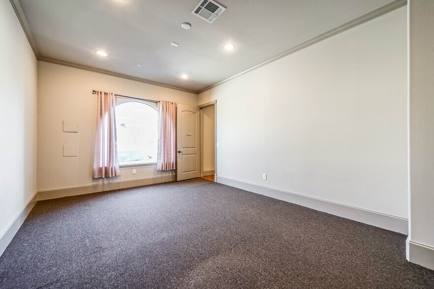 More Photos Of 256 Ed English Dr, Shenandoah Medical For Sale