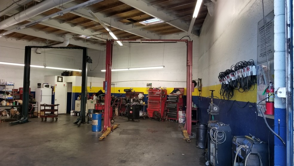 More Photos Of 5569 Reseda Blvd, Tarzana Auto Repair For Lease