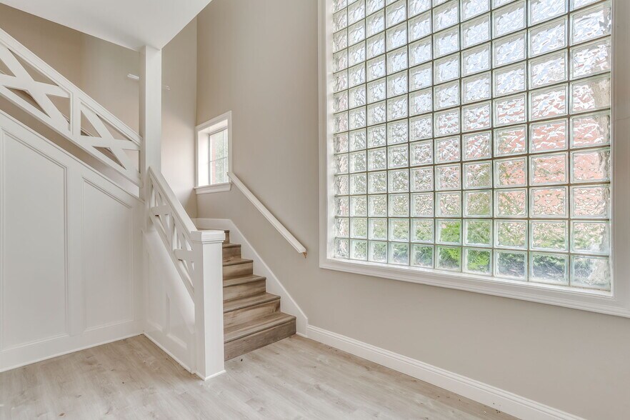 More Photos Of 1309 B W Abram St, Arlington Office For Sale