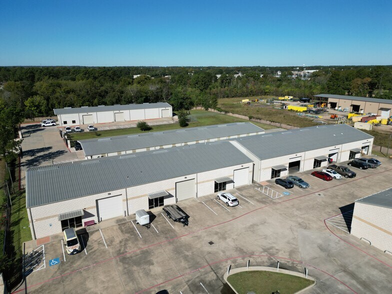 More Photos Of 702 S Persimmon St, Tomball Warehouse For Lease