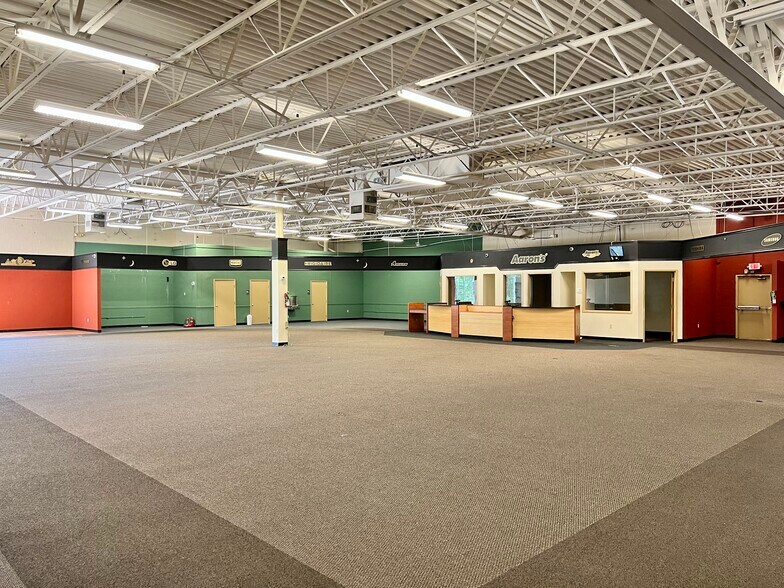 More Photos Of 2850 N Market St, Shreveport General Retail For Sale