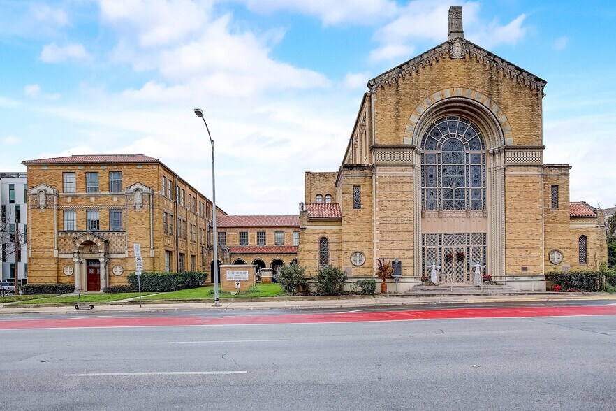 More Photos Of 1110 Guadalupe St, Austin Religious Facility For Lease