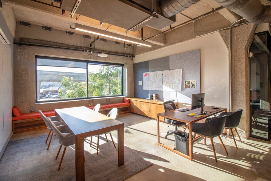 More Photos Of 837 N Spring St, Los Angeles Office For Sale