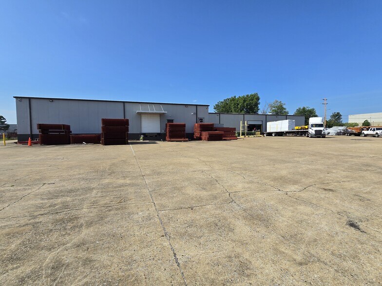 More Photos Of 11042 Wildwood Dr, Olive Branch Warehouse For Lease