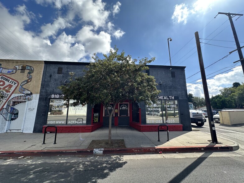 Primary Photo Of 12454 Magnolia Blvd, Valley Village General Retail For Lease