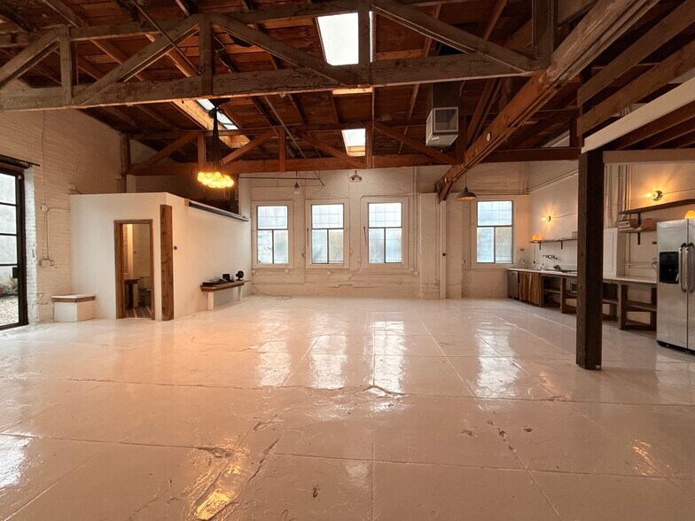 More Photos Of 209 San Juan Ave, Venice Flex For Lease