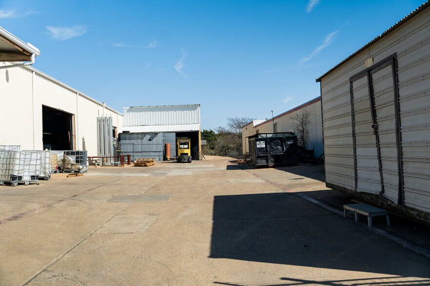 More Photos Of 1630 N Interstate 35 E, Lancaster Flex For Sale