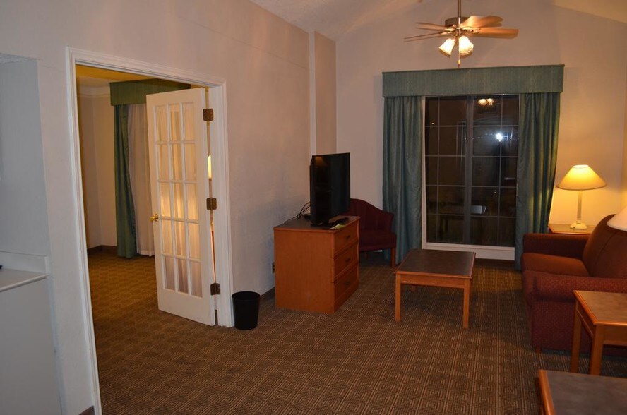 More Photos Of 5201 N State Line Ave, Texarkana Hotel For Sale