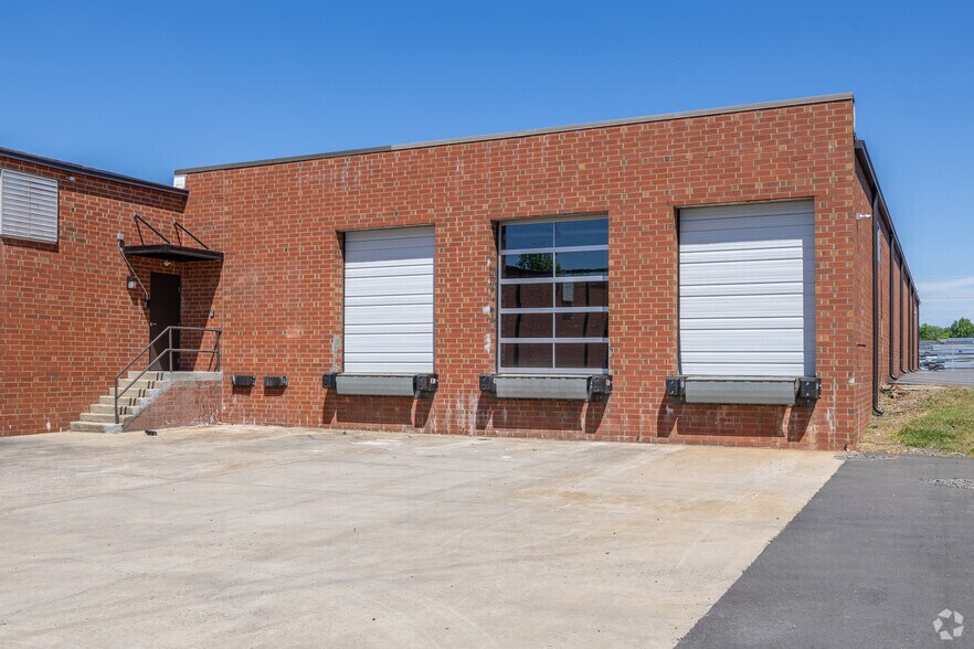 More Photos Of 900 Pressley Rd, Charlotte Warehouse For Lease