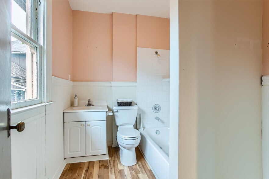 More Photos Of 2103 SE Belmont St, Portland Office Residential For Sale