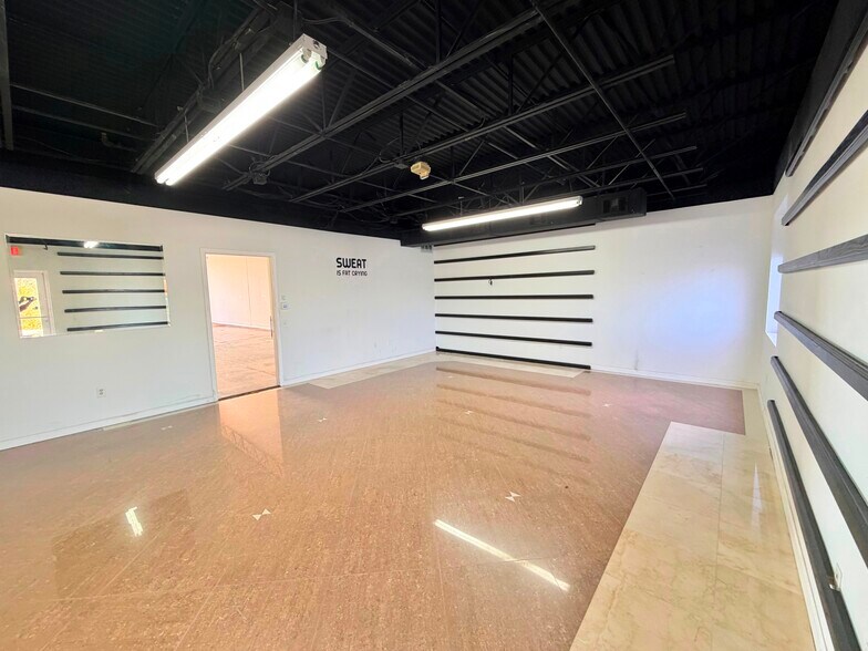 More Photos Of 14231 W Jetport Loop, Fort Myers Showroom For Lease