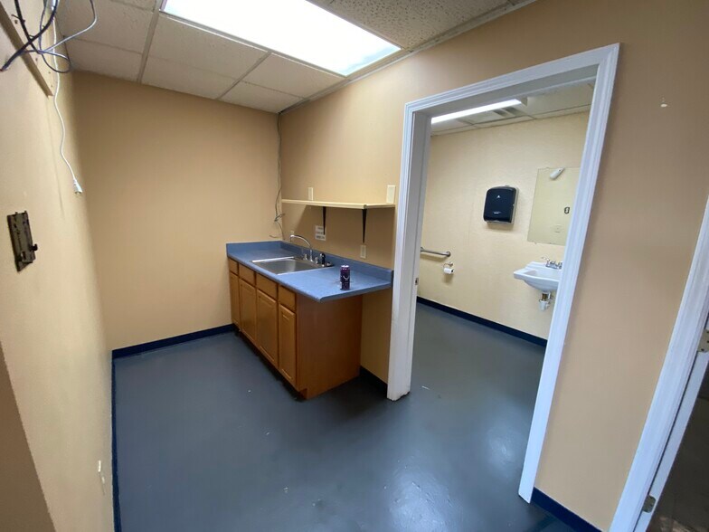 More Photos Of 1447 S Enterprise Ave, Springfield Flex For Sale