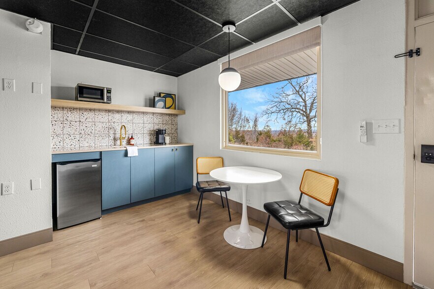 More Photos Of 14733 Dutchmans Dr, Rogers Hotel For Sale