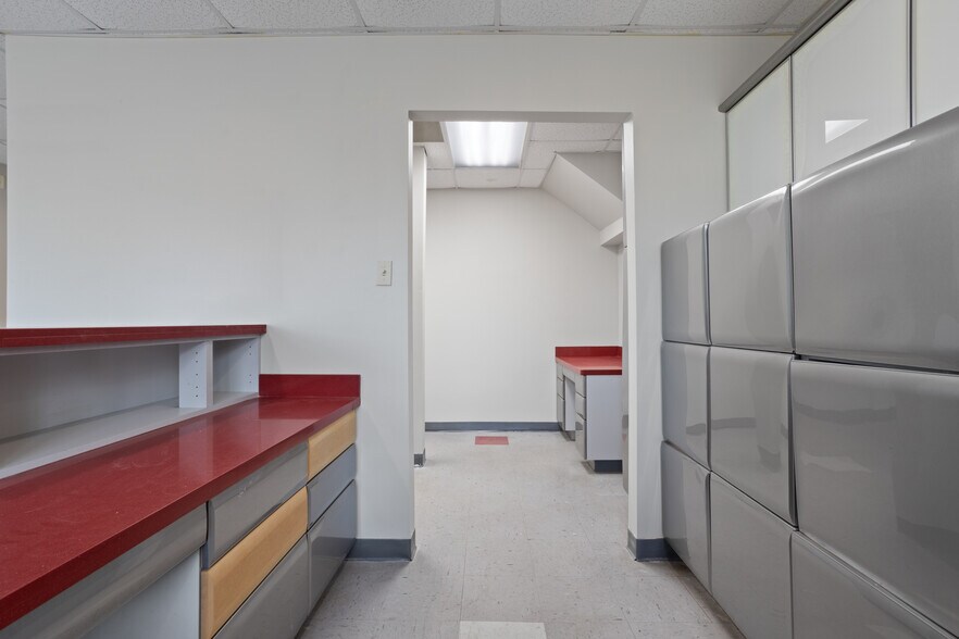 More Photos Of 282 Lameuse St, Biloxi Office For Sale
