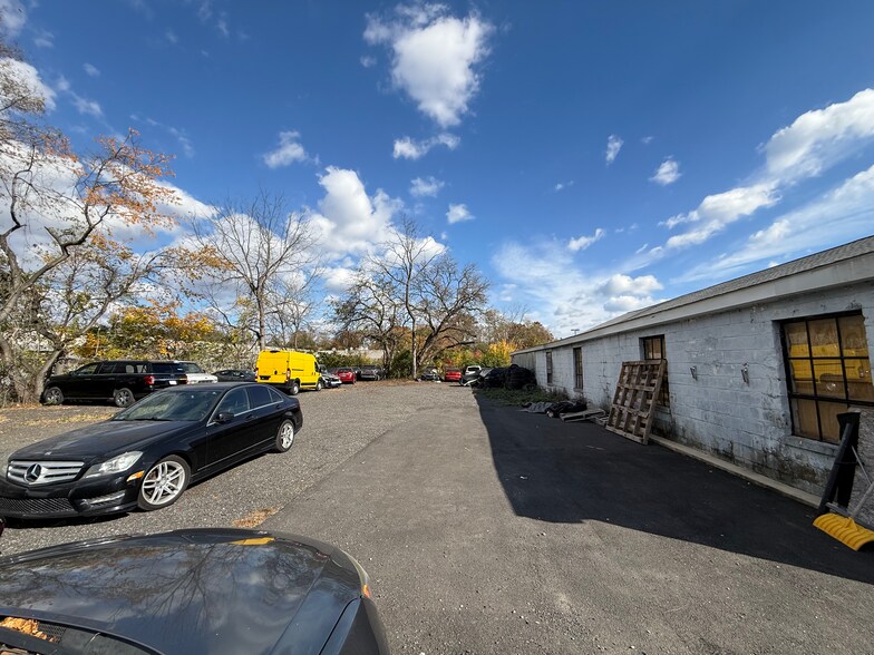 More Photos Of 9 Wilson Dr, New Castle Auto Repair For Lease