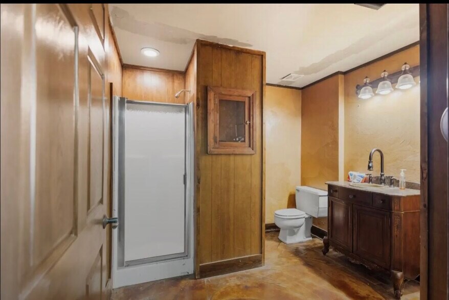 More Photos Of 1624 N Northwest Loop 323, Tyler Freestanding For Sale