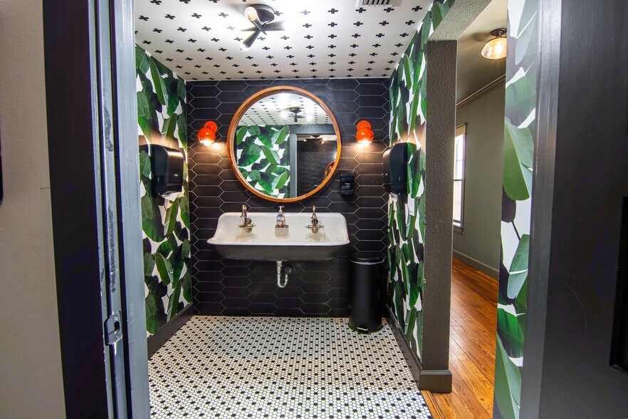 More Photos Of 689 Central Ave, Saint Petersburg General Retail For Lease