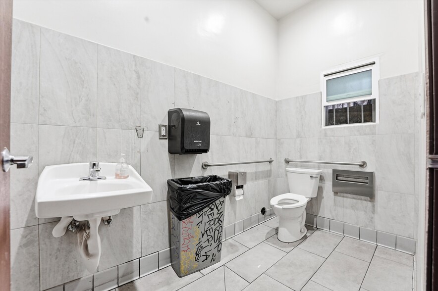 More Photos Of 486 W 20th St, San Pedro Storefront Retail Residential For Sale