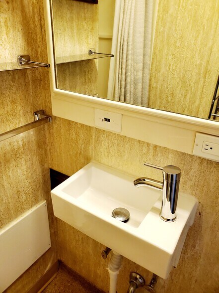 More Photos Of 925 1st Ave, Monte Vista Hotel For Sale