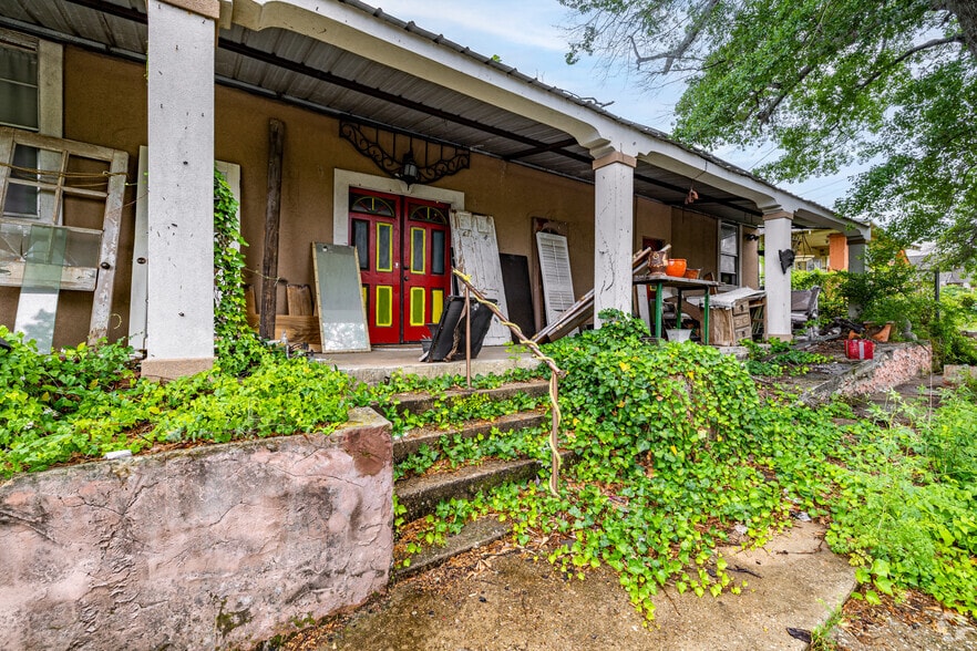 More Photos Of 110 W Valentine St, Tyler General Retail For Sale
