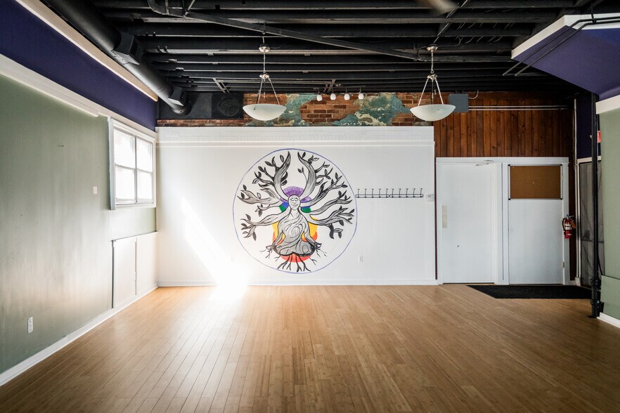 More Photos Of 2321 Caniff St, Hamtramck Storefront For Lease