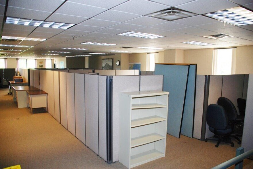More Photos Of 136 Center St, Old Town Office For Sale