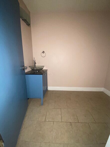 More Photos Of 5805-5809 Merriam Dr, Merriam Showroom For Lease