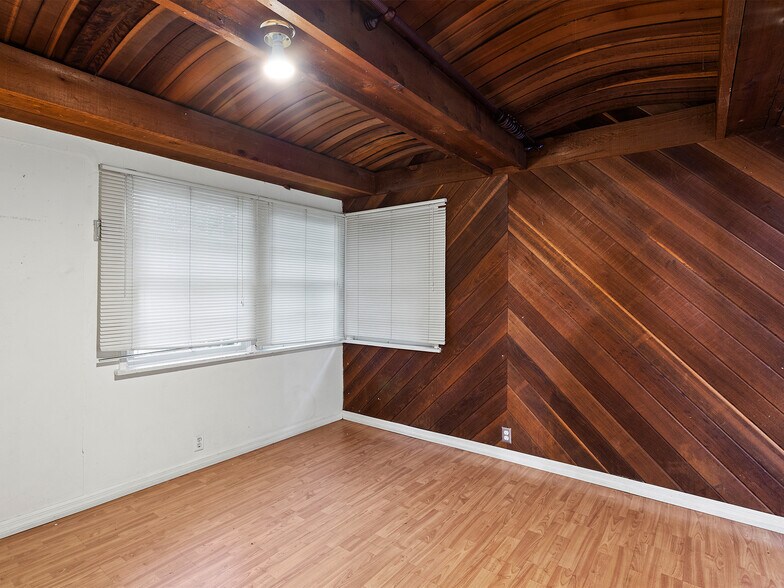 More Photos Of 10746 Magnolia Blvd, North Hollywood Medical For Sale