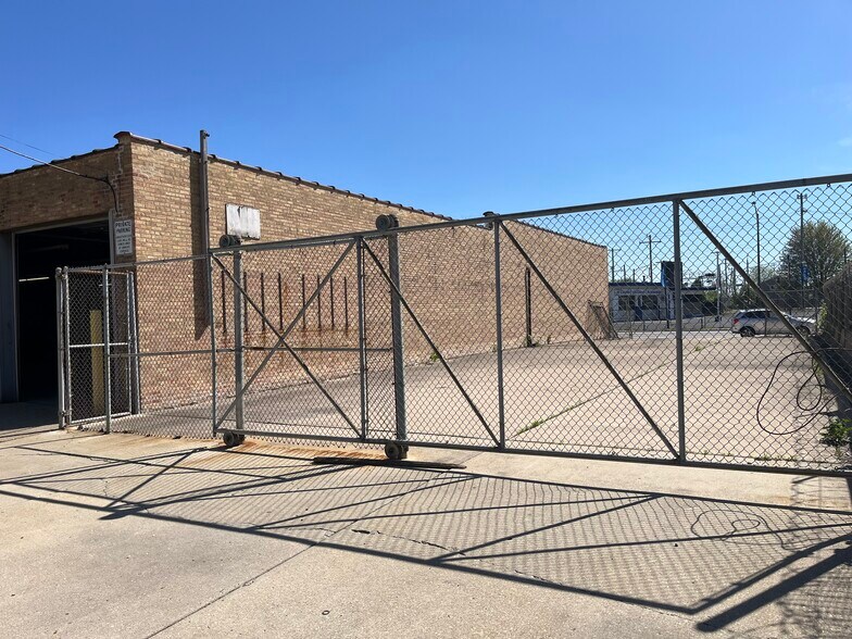 More Photos Of 5707 N Northwest Hwy, Chicago Manufacturing For Lease