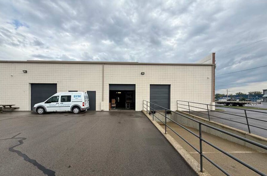 More Photos Of 11101-11135 Kenwood Rd, Cincinnati Flex For Lease