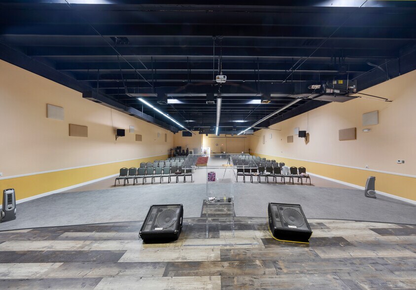 More Photos Of 2056 NW 23rd Ave, Miami Flex For Lease