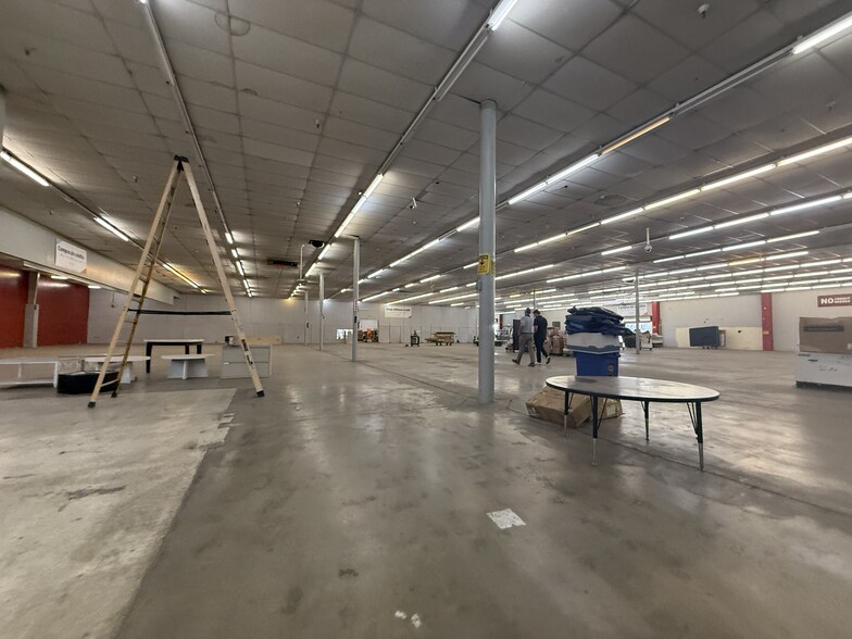 More Photos Of 4224 W Indian School Rd, Phoenix Warehouse For Lease
